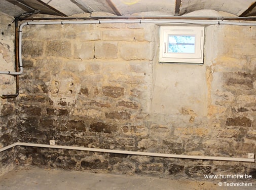 Traitement de l'humidité ascensionnelle : injection dans les murs